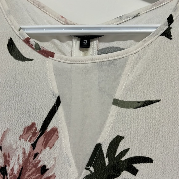 Dynamite 3/4 sleeve, back zip, floral - Picture 3 of 3